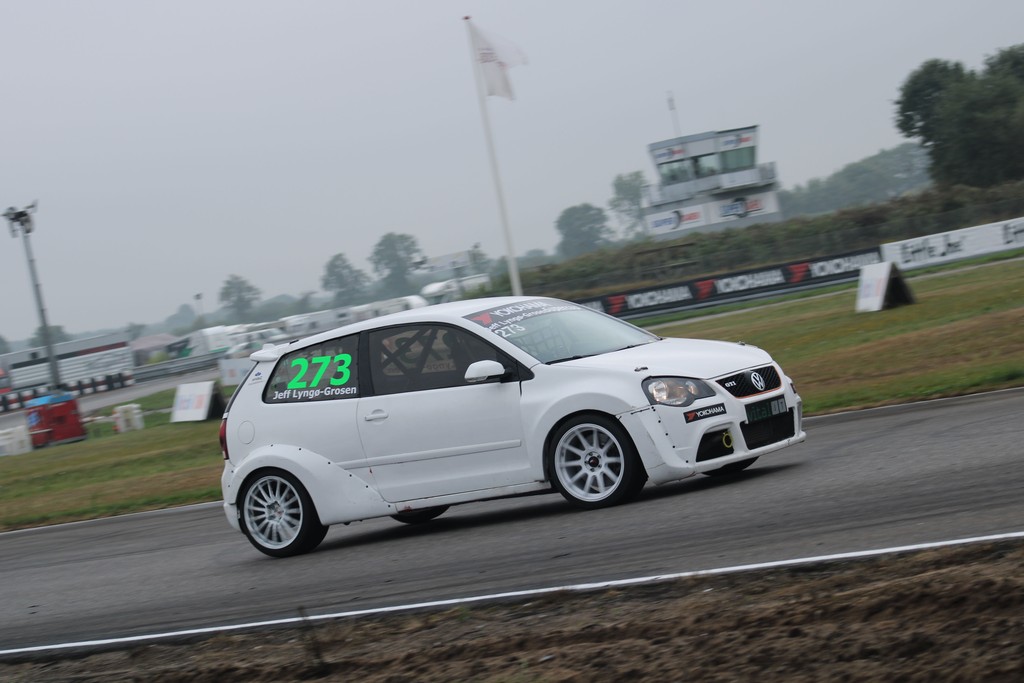 Jeff Nigel Lyngø-Grosen har arbejdet på at løse bremseproblemerne hjemme på værkstedet. Forhåbentlig får vi den sande fart fra en hvide VW Polo GTI at se denne weekend, efter han har måttet køre med ekstra sikkerhedsmargin de seneste weekender.
(Foto: JJ Media)